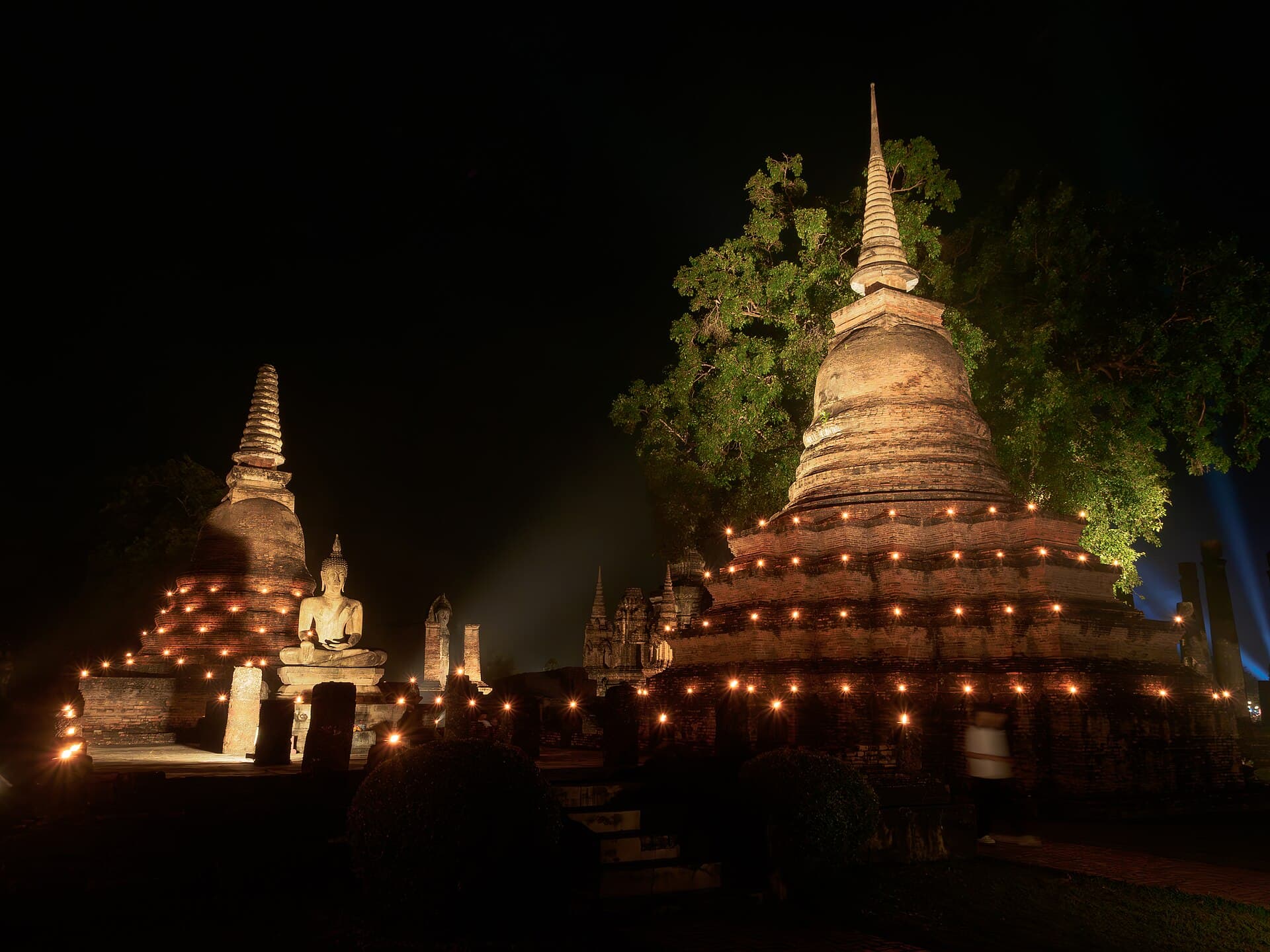Sukhothai Historical Park lit up for Loy Krathong