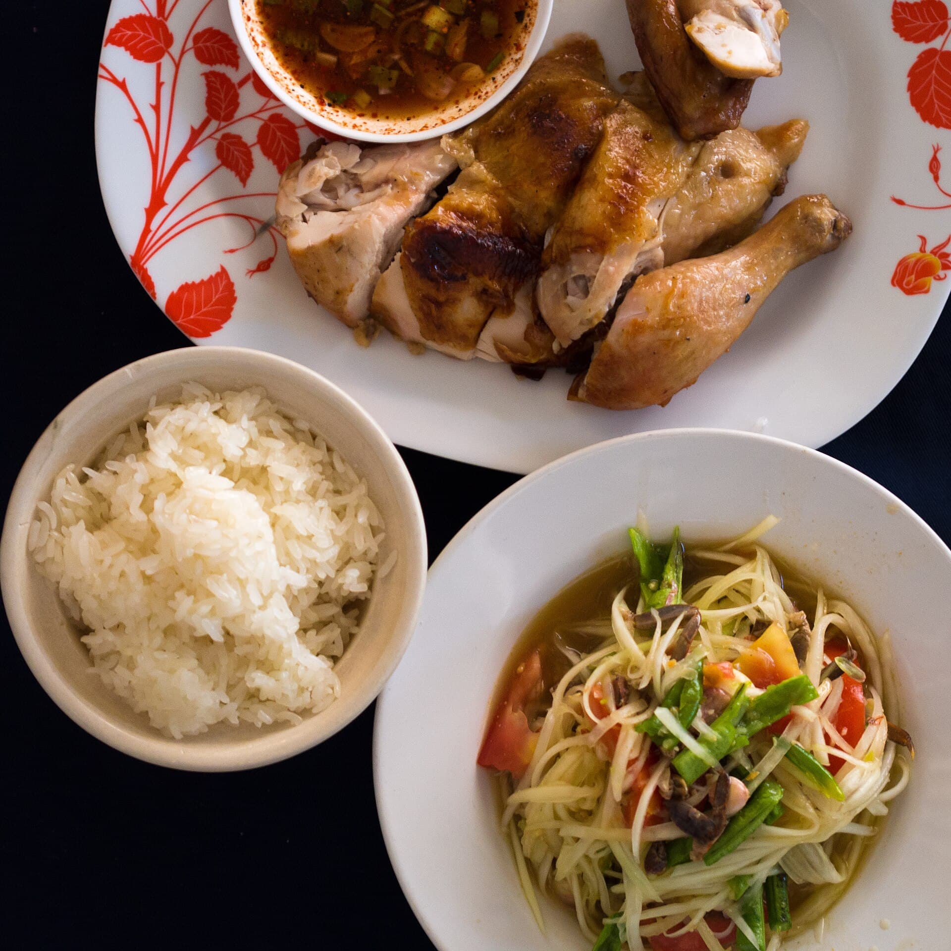 Som tam, sticky rice and grilled chicken